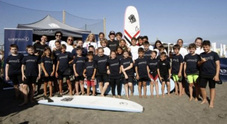 Tra le onde 30 bambini col surfista Fioravanti. Fondazione Laureus promuove lo sport