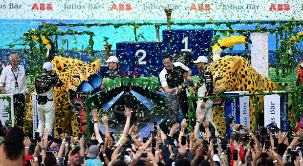 Il podio della formula E in Brasile con il trionfo della Jaguar di Evans
