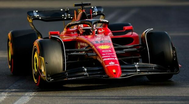 Charles Leclerc con la sua Ferrari numero 16