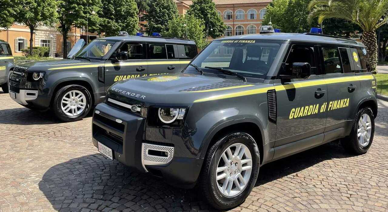 I nuovi Land Rover Defender con la livrea della Guardia di Finanza