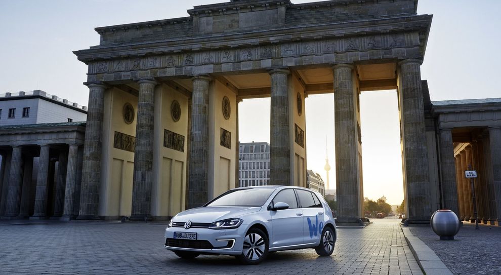 La Volkswagen eGolf davanti la porta di Brandeburgo a Berlino