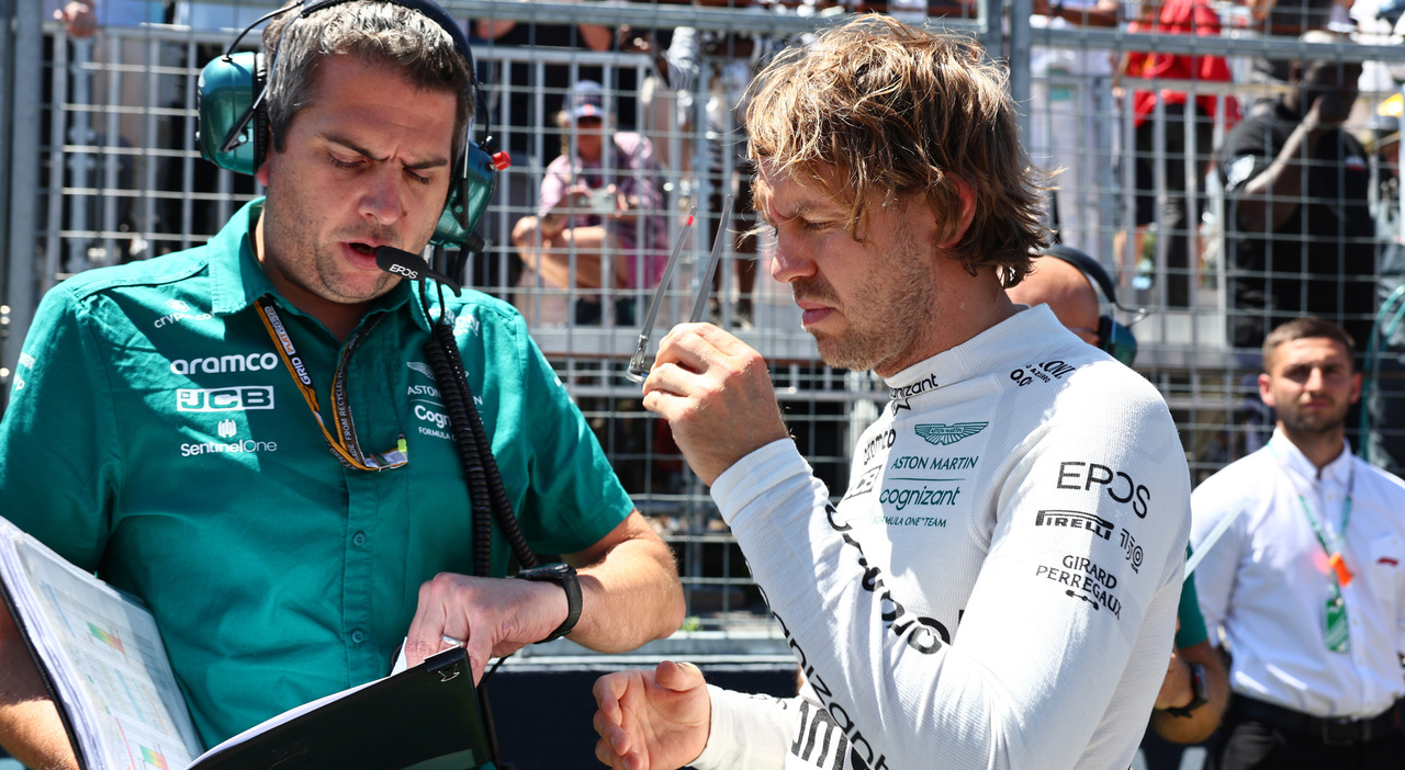Nella foto, Sebastian Vettel con il suo ingegnere di pista
