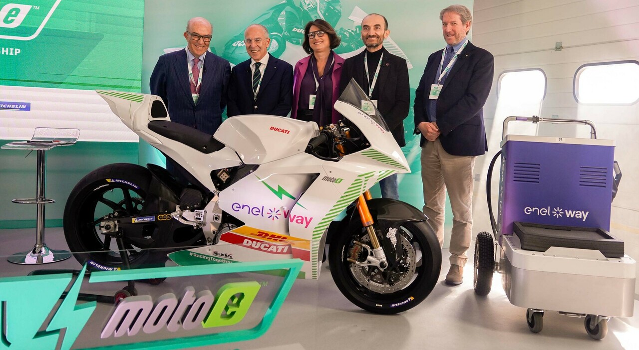 Da sinistra Carmelo Ezpeleta, CEO di Dorna Sports Francesco Starace, CEO di Enel Elisabetta Ripa, CEO di Enel X Way Claudio Domenicali, CEO di Ducati Motor Giovanni Copioli, Vicepresidente FIM