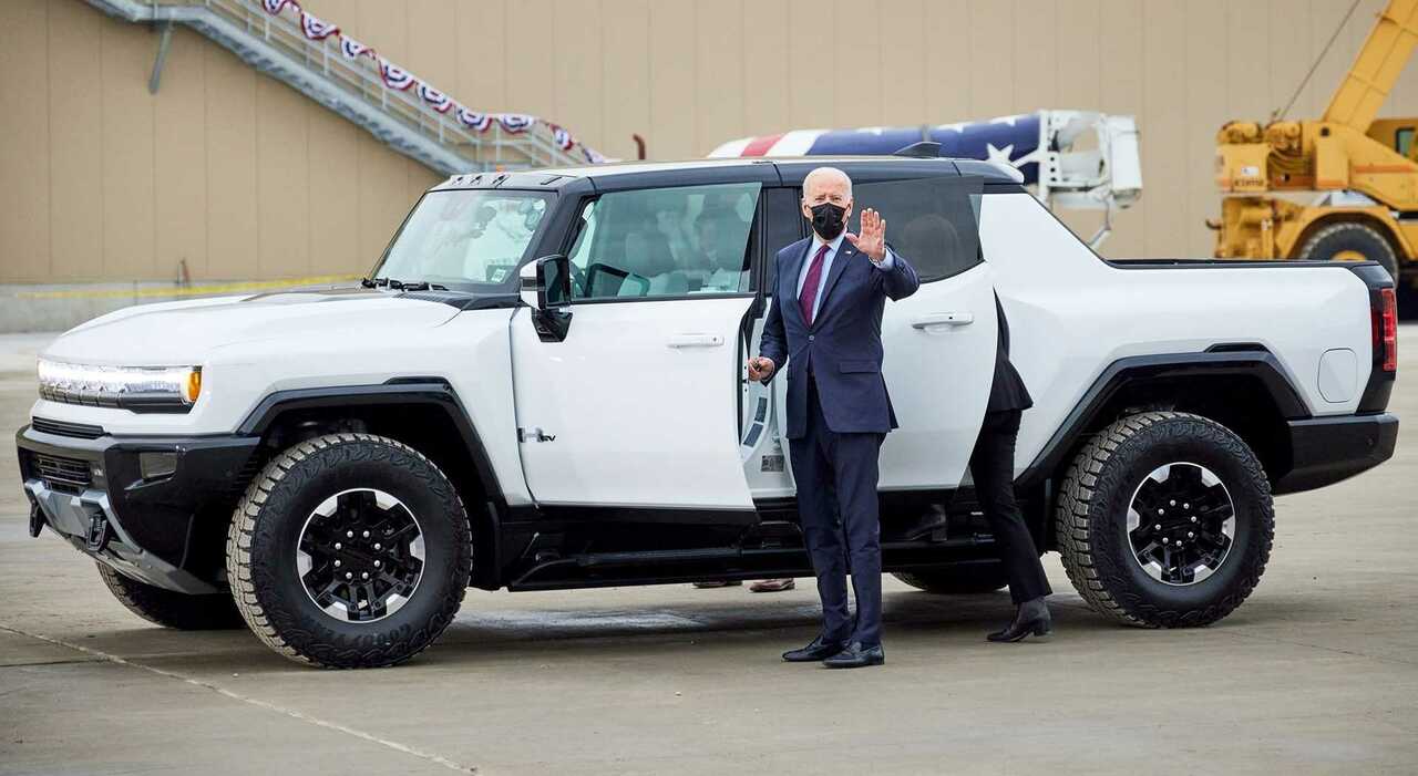 Il presidente Usa Joe Biden con un Hummer elettrico
