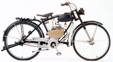 Suzuki, i primi 70 anni nel mondo delle due ruote. Nel 1952 debuttava la bicicletta motorizzata Power Free