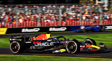 F1, Gp Australia finisce nel caos: incidenti, bandiere rosse e ripartenze. Verstappen vince, Sainz furioso