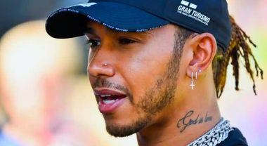 ​F1, salvo il piercing di Hamilton: FIA prorogata esenzione per indossare gioielli in auto
