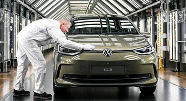 VW, seguiamo piano in Europa, ma aspettiamo Green Deal. UE, colloqui in corso con Usa per evitare discriminazioni