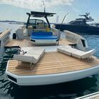 Evo Yachts a Cannes con il nuovo Evo R4XT, walkaround con la “poppa magica”, che allunga la barca di un metro